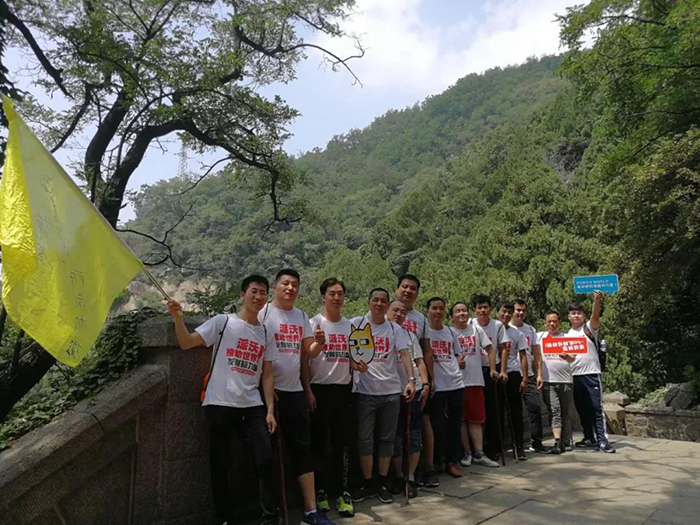 空气能行业铁军-----看我milan米兰股份精英夜登泰山，高歌前行！