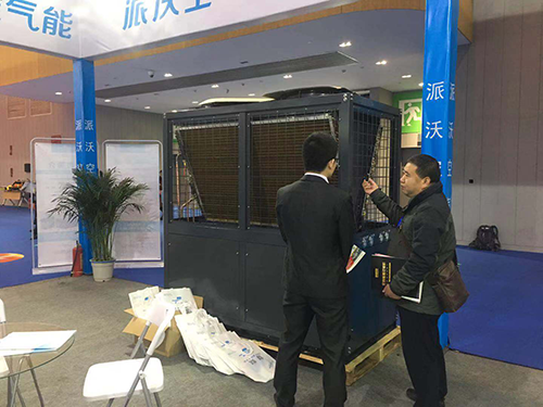 milan米兰空气能给参展者介绍产品