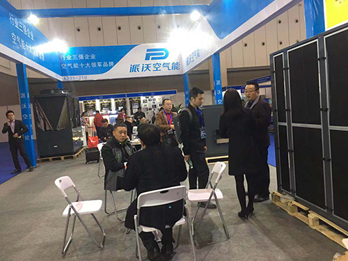 milan米兰空气能给参展者介绍产品