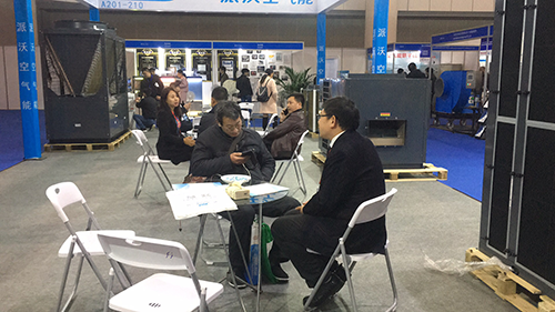 milan米兰空气能给参展者介绍产品