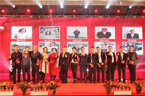 公司领导与milan米兰功勋员工合影